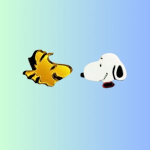 Detalle del diseño artesanal de los pendientes Snoopy y Woodstock en metacrilato.