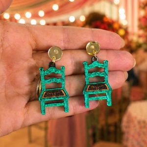endientes de flamenca con forma de silla de feria verde en metacrilato espejo.