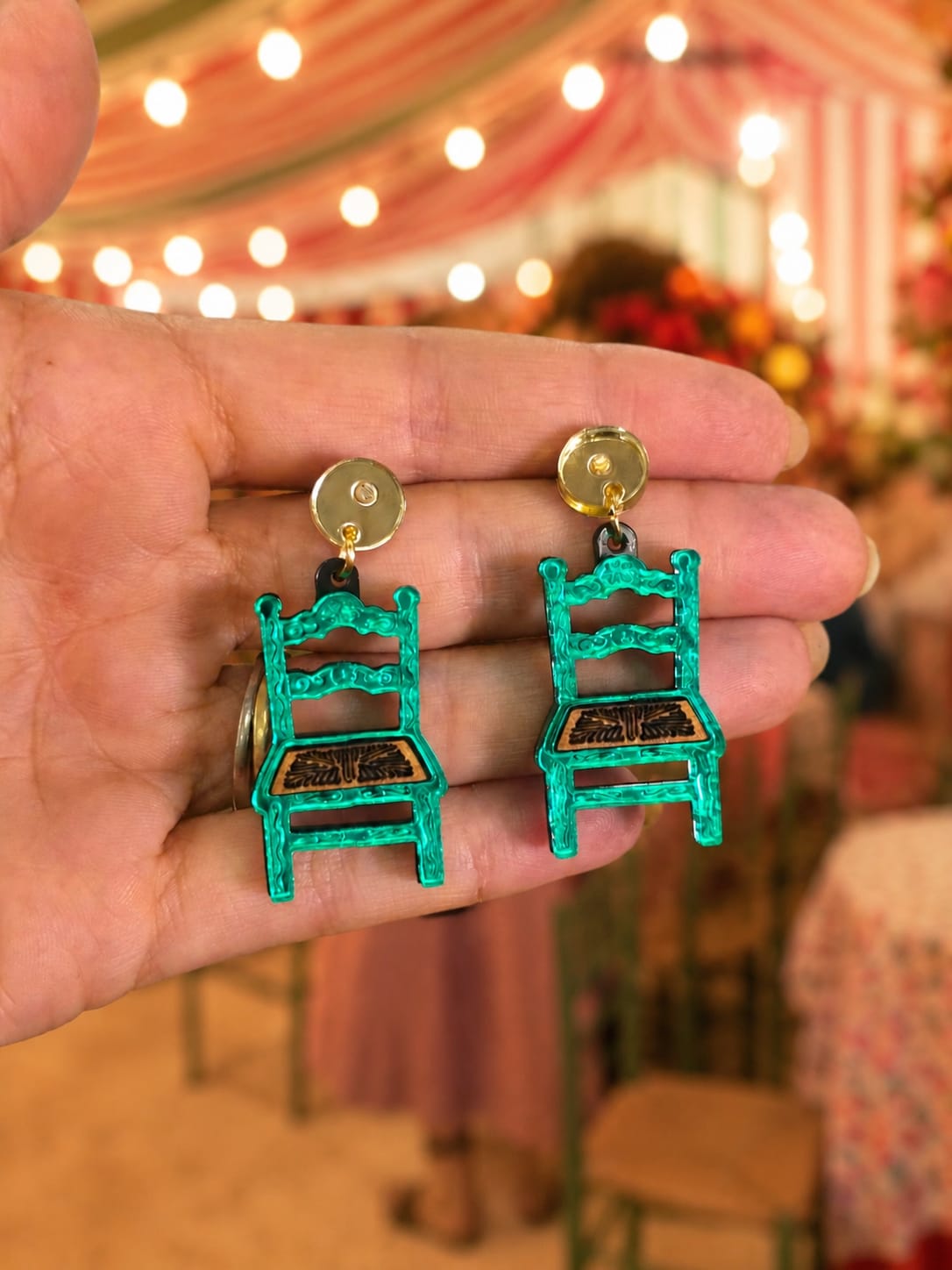 pendiente-silla-feria-metacrilato endientes de flamenca con forma de silla de feria verde en metacrilato espejo.