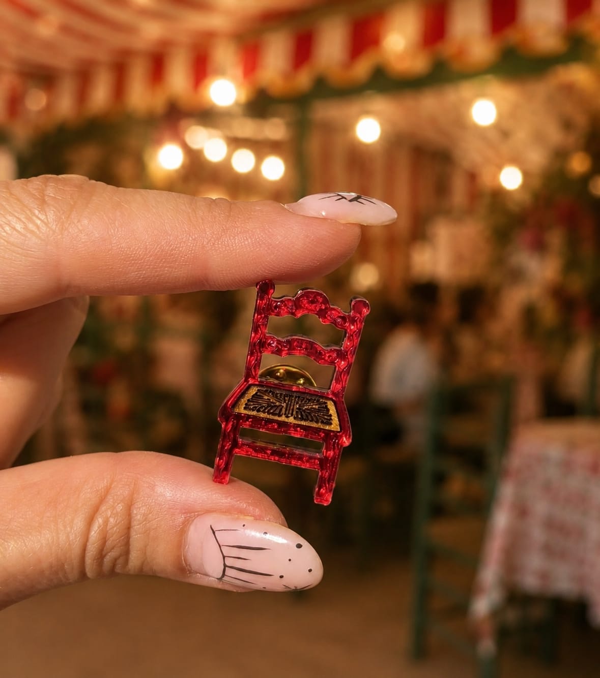 pin-solapa-silla-feria-hombre Pin de solapa para hombre con forma de silla de feria roja en metacrilato espejo.
